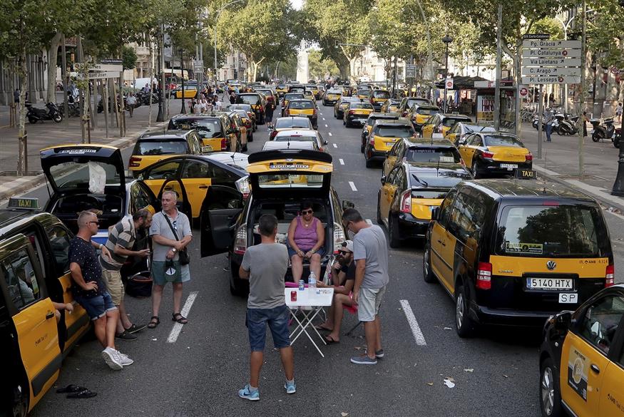 Οι οδηγοί ταξί έκλεισαν τη λεωφόρο Gran Via (AP Photo/Manu Fernandez)