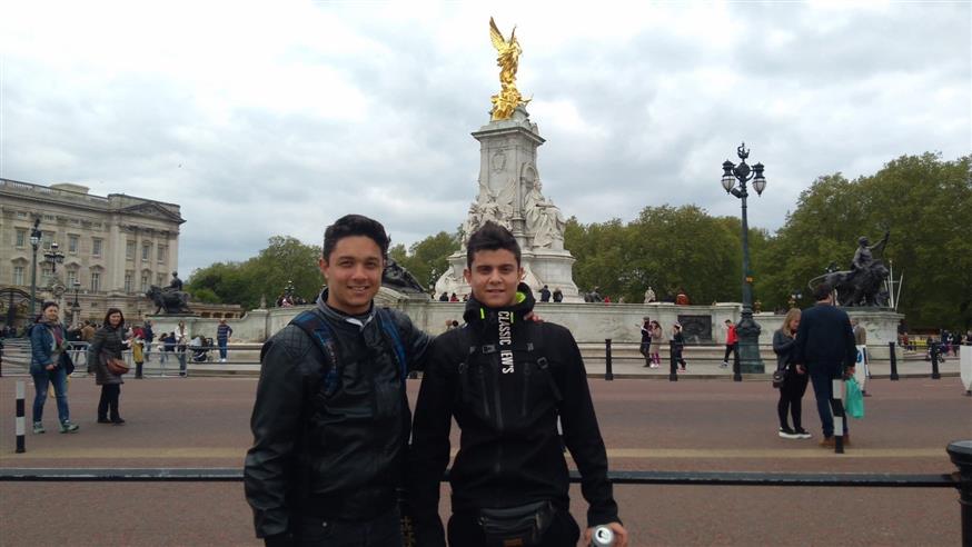 Ο Κριστιάν Ρούτσι (δεξιά) με τον αδερφό του, τον Ντένις (αριστερά) Ο Κριστιάν Ρούτσι (δεξιά) με τον αδερφό του, τον Ντένις (αριστερά)