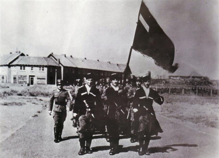 Γεωργιανοί SS του 822 Τάγματος παρελαύνουν.