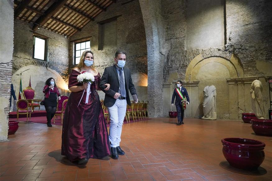 Γάμος στην Ιταλία την εποχή του κορονοϊού (ΑP photo)