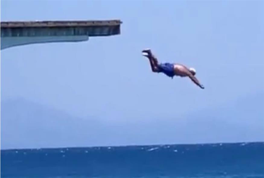 Ρόδος: Ηλικιωμένος κολυμβητής κάνει βουτιά από βατήρα 6 μέτρων και γίνεται viral/capture