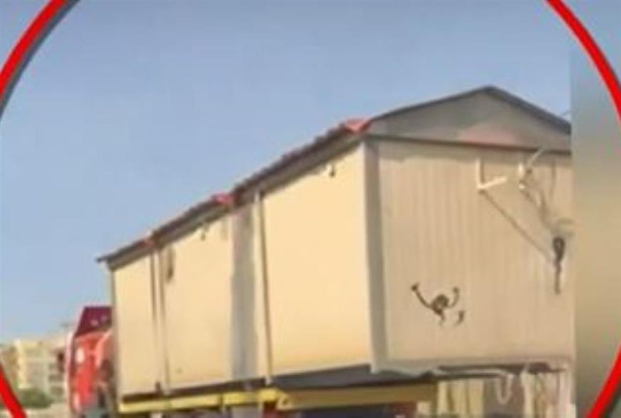 Φορτηγά μεταφέρουν τροχοβίλες στον Κηφισό (Video Capture)