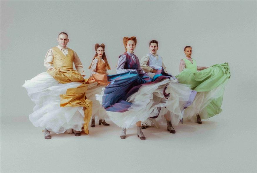 Στην παράσταση παίζουν οι Λυδία Βύρλα, Νατάσα Βλυσίδου, Μαντώ Γιαννίκου, Πάνος Θεοδωρακόπουλος και Πάνος Χατσατριάν (Copyright: Χρήστος Συμεωνίδης)