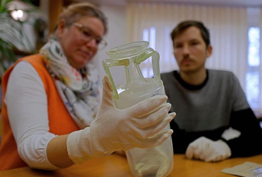 Αρχαιολόγοι ανέσυραν άθικτη 1.700 ετών ρωμαϊκή σαρκοφάγο (AP)