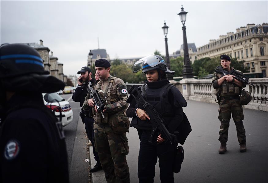 Τρόμος στο Παρίσι με τέσσερις νεκρούς αστυνομικούς (copyright: Associated Press/Kamil Zihnioglu)