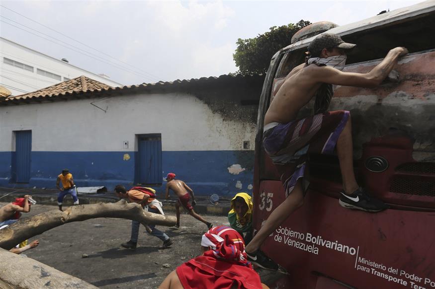 Βενεζουελάνοι δίπλα στο φορτηγό με την ανθρωπιστική βοήθεια (AP Photo/Rodrigo Abd)