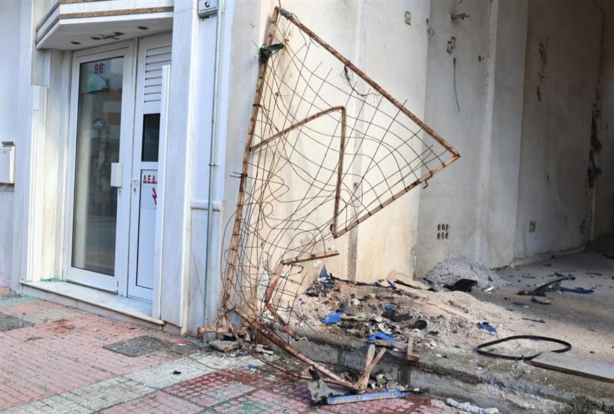 Το σημείο της σφοδρής σύγκρουσης, που έκοψε το νήμα της ζωής στον άτυχο 24χρονο (INTIME NEWS / ΛΙΑΚΟΣ ΓΙΑΝΝΗΣ)