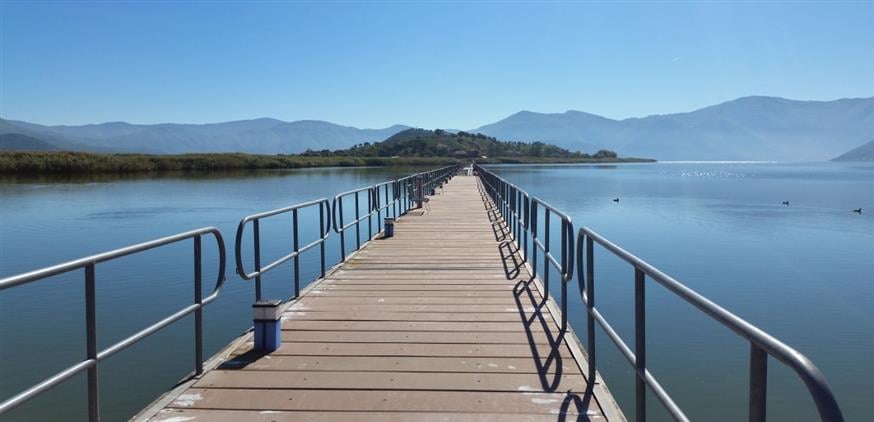 Πλωτή γέφυρα που ενώνει το νησάκι του Α. Αχιλλείου (photo credit www.prespes.gr)