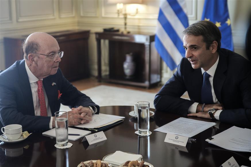 Ο Έλληνας πρωθυπουργός με τον Αμερικανό υπουργό Εμπορίου (copyright: Eurokinissi/Γιώργος Κονταρίνης)