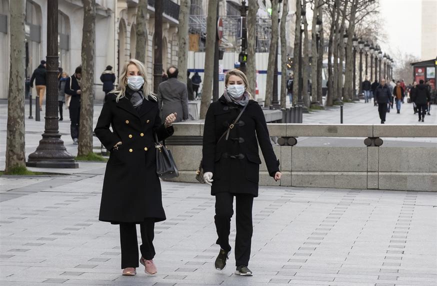 Βόλτα στη Λεωφόρο Σανζ Ελιζέ, με μάσκα (AP Photo/Michel Euler)