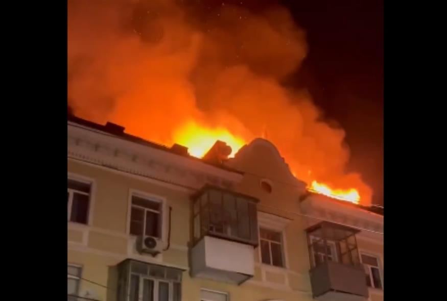 Φωτιά σε πολυκατοικία στη Ρωσία (Copyright:X)