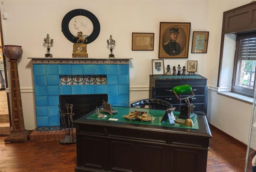 Το πράσινο, το τιρκουάζ αλλά και το κόκκινο εντυπωσιάζουν στο γραφείο του Αντώνη Ζυγομαλά / φωτό Κώστας Ασημακόπουλος