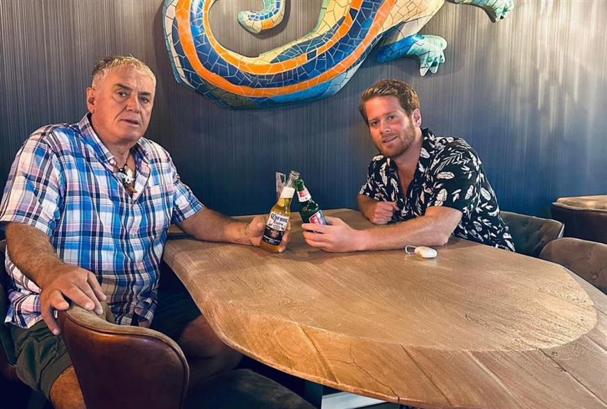 Ο James Καφετζής με τον μπαμπά του (Copyright: Instagram)