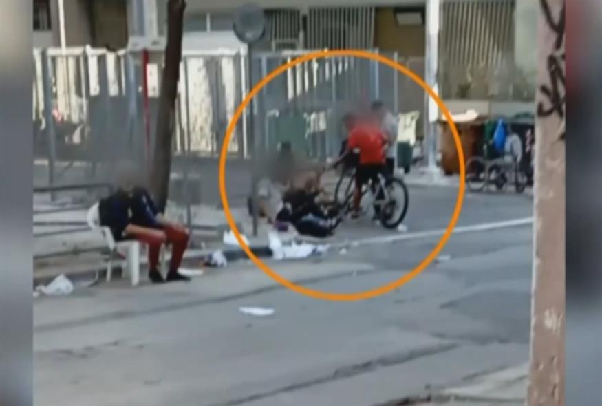 Κάνουν εμπόριο ναρκωτικών μέρα μεσημέρι στο κέντρο της Αθήνας/OPEN TV