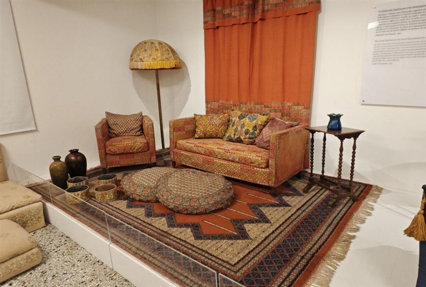 Καλύμματα, μαξιλάρια και κουβέρτες κεντημένα όλα στο χέρι