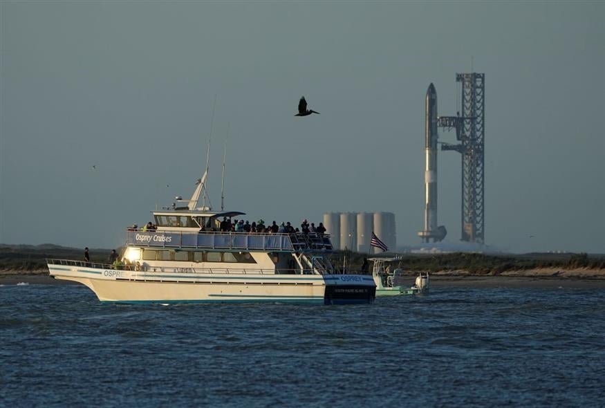 Ο μεγαλύτερος πύραυλος στον κόσμο, το Starship της SpaceX, στη βάση Starbase στο Τέξας (Associated Press)