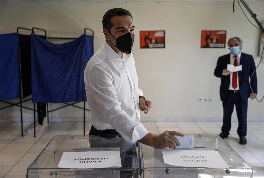 Ο Αλέξης Τσίπρας ψηφίζει στις εσωκομματικές εκλογές του ΣΥΡΙΖΑ - ΠΣ