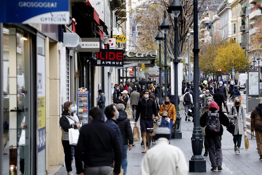 Ούρες στα μαγαζιά στη Γαλλία μετά τη χαλάρωση του lockdown (EPA)