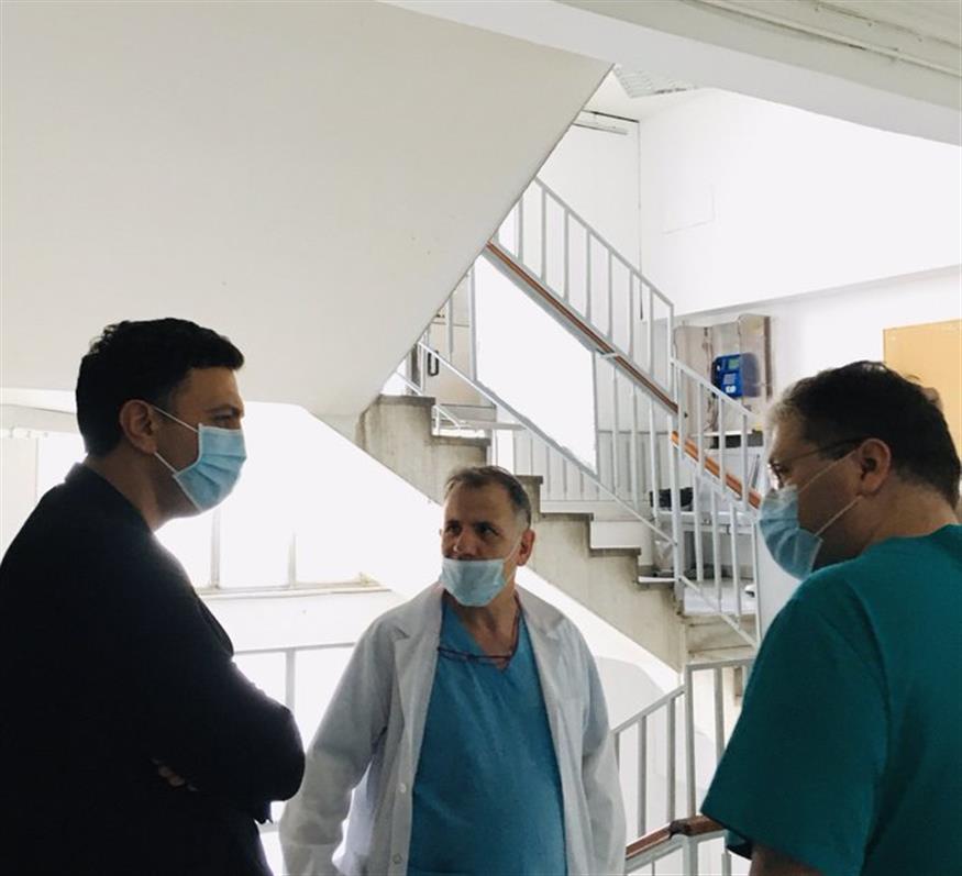 Ο υπουργός Υγείας συνομιλεί με γιατρούς στο Ιπποκράτειο (Πηγή: Twitter)