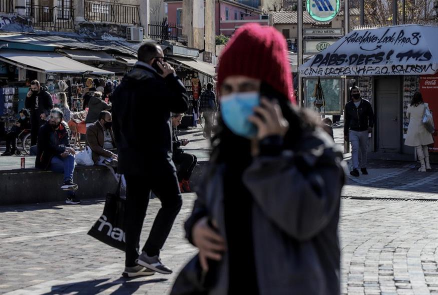 Πολίτες με μάσκες στην πόλη/EUROKINISSI/Αργυρώ Αναστασίου