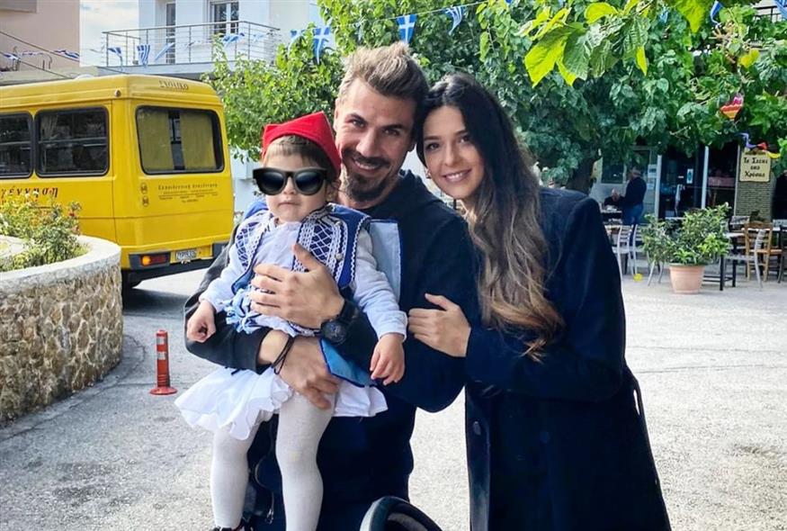 Ο Άκης Πετρετζίκης με την οικογένειά του (Copyright: Instagram)
