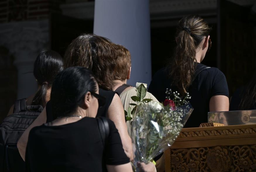 Από νωρίς κόσμος στην Αγία Τριάδα για τον Γιώργο Μαζωνάκη