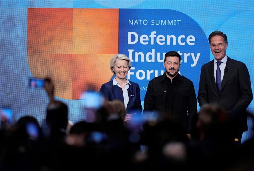 Ο Βολοντίμιρ Ζελένσκι με την Ούρσουλα φον ντερ Λάιεν και τον Μαρκ Ρούτε (φωτογραφία αρχείου/ Associated Press)