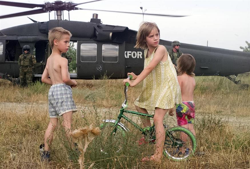 Παιδιά μικρά παρατηρούν ελικόπτερο του ΝΑΤΟ/2003/Σκόπια/Νίκος Γιακουμίδης