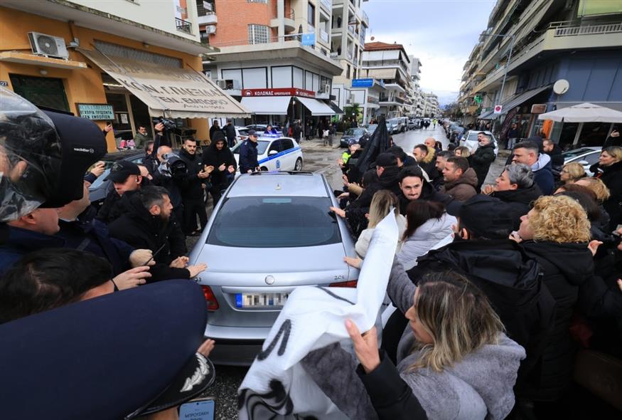 Οι εργαζόμενοι αποτίουν... φόρο τιμής στο αυτοκίνητο μεταγωγής του ιδιοκτήτη της Βιολάντα (ΘΑΝΑΣΗΣ ΚΑΛΛΙΑΡΑΣ / EUROKINISSI)