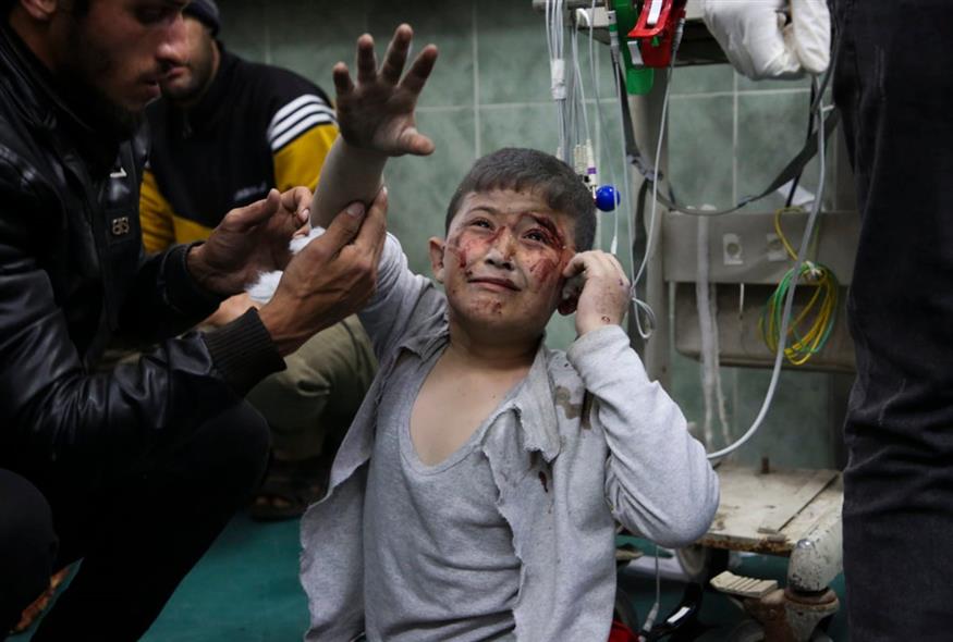 Παιδί που έχει τραυματιστεί από βομβαρδισμό σε νοσοκομείο της Ράφα/AP