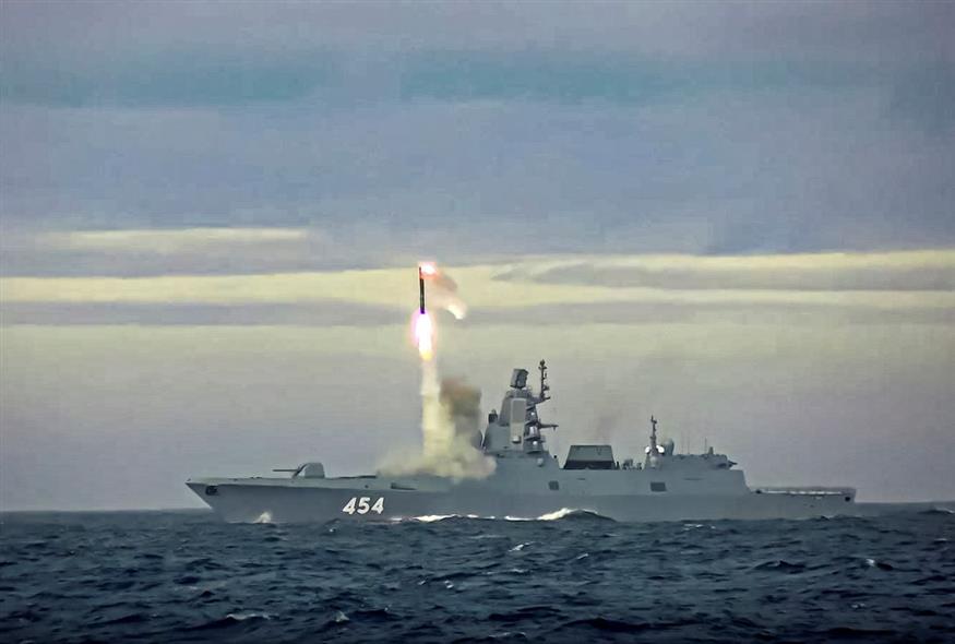 Ρωσικό πολεμικό πλοίο με υπερηχητικό πύραυλο (Russian Defense Ministry Press Service via AP, File)