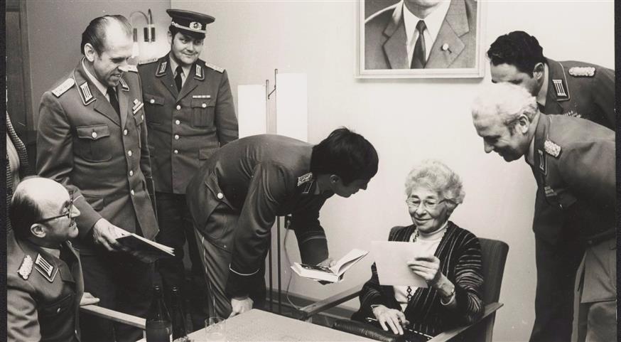 Η συνταξιούχος πια Κατάσκοπος Σόνια με αξιωματούχους της Στάζι