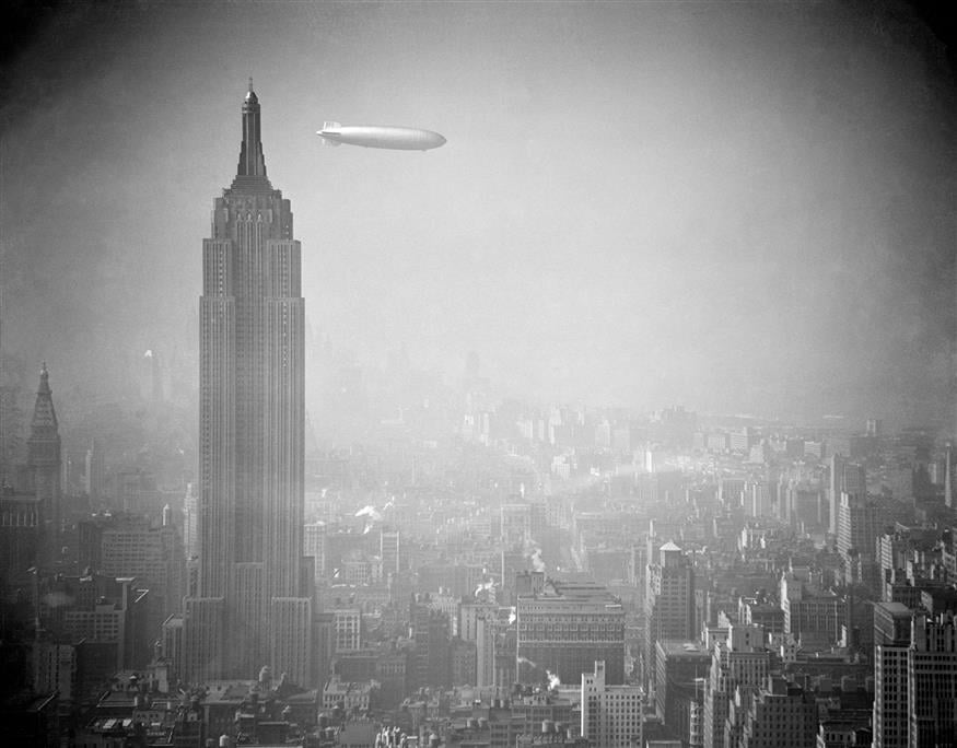 Το γιγάντιο αερόπλοιο LZ-129 Hindenburg πετάει πάνω από τη Νέα Υόρκη. /copyright Ap Photos