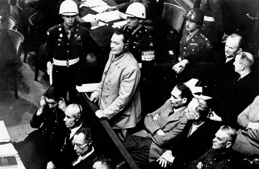 Ο Γκέρινγκ ακούει όρθιος την ετυμηγορία των δικαστών. /copyright Ap Photos