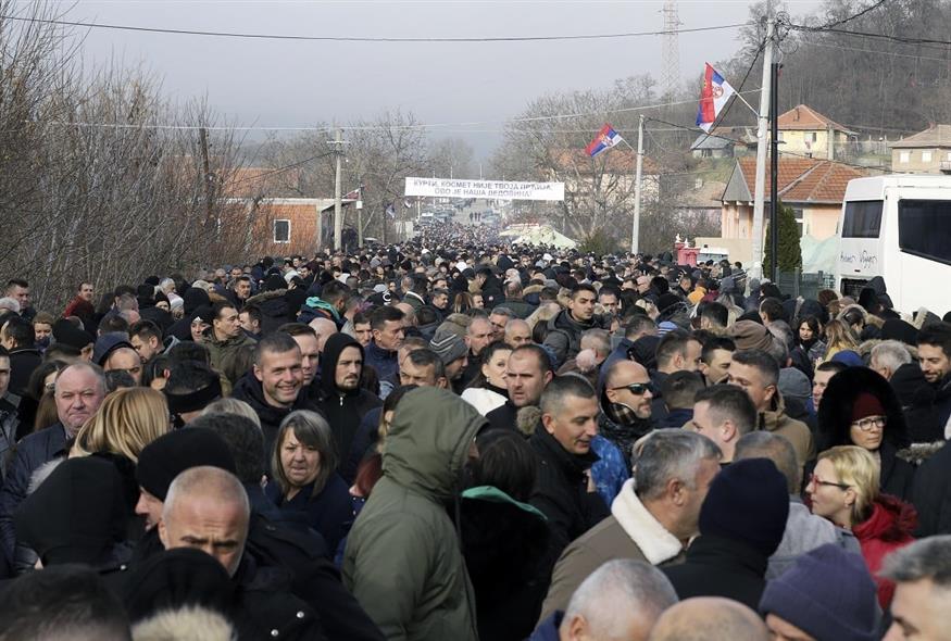 Οξύνεται η ένταση στο Κόσοβο (Associated Press)