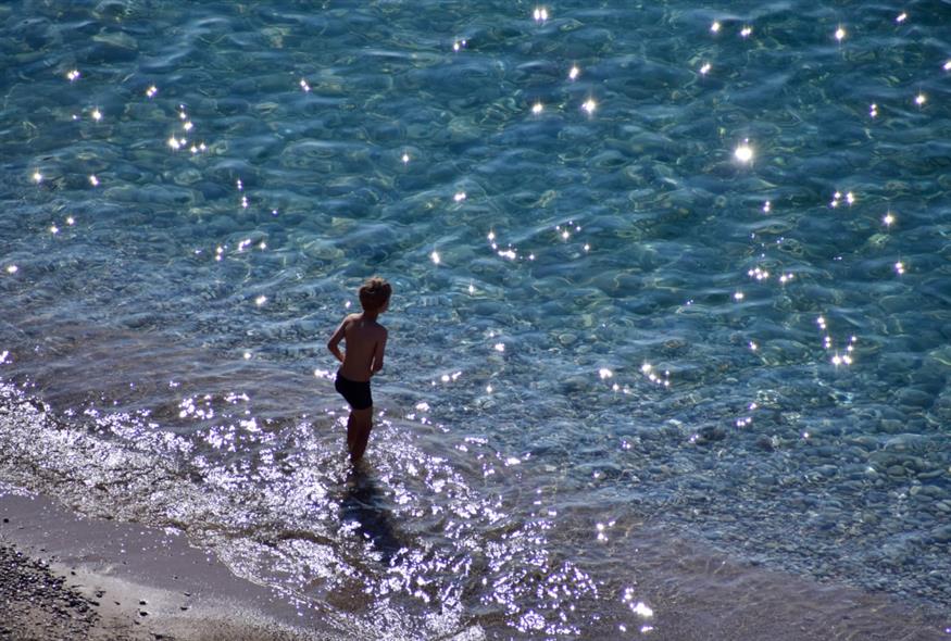 παιδί σε παραλία (Eurokinissi)