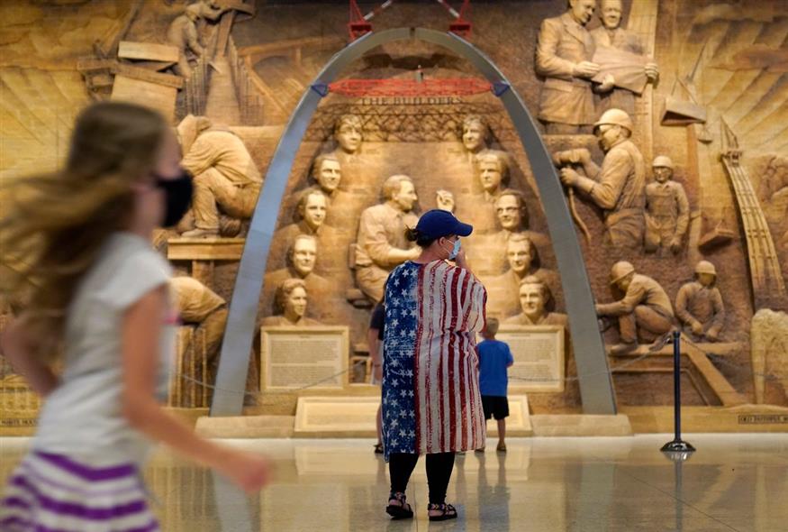 Επισκέπτες μουσείου εν μέσω πανδημίας / AP Photo