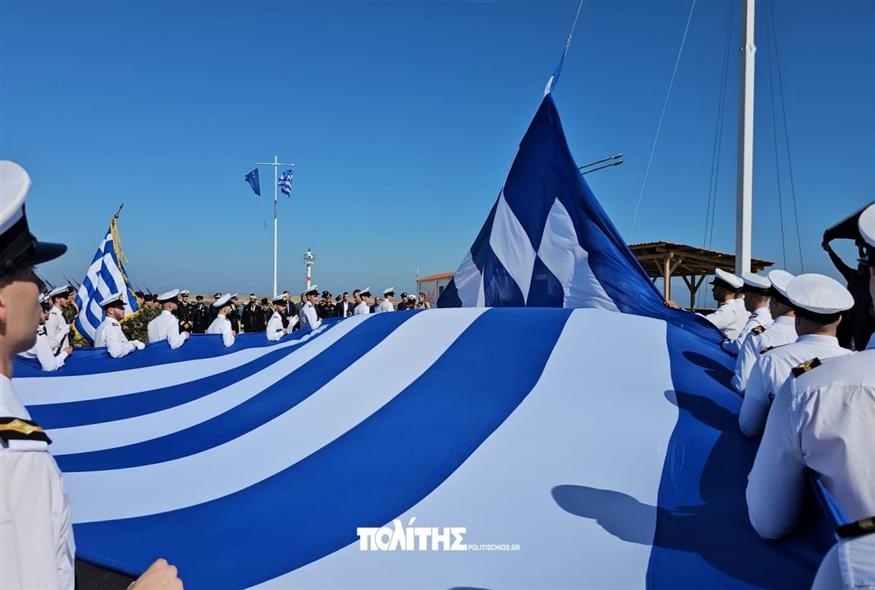 Υψώθηκε η μεγάλη σημαία στο λιμάνι της Χίου / Φωτογραφία: politischios