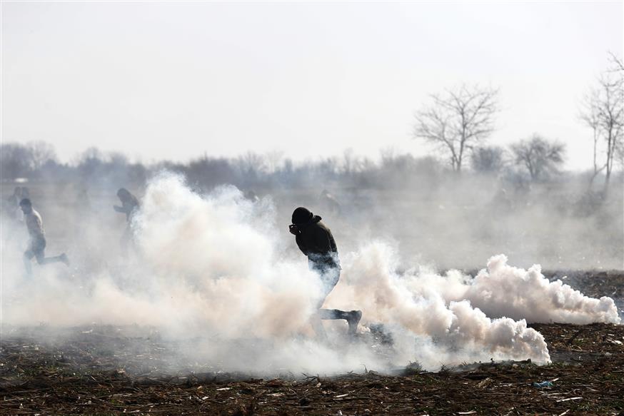 Πρόσφυγας - μετανάστης εν μέσω δακρυγόνων στα ελληνοτουρκικά σύνορα  (AP Photo/Darko Bandic)