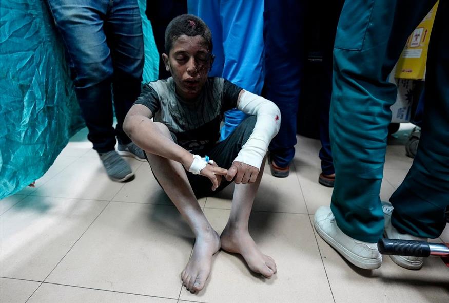 Τραυματισμένο παιδί από τις ισραηλινές επιδρομές σε καταυλισμό στη Ράφα (AP Photo/Abdel Kareem Hana)