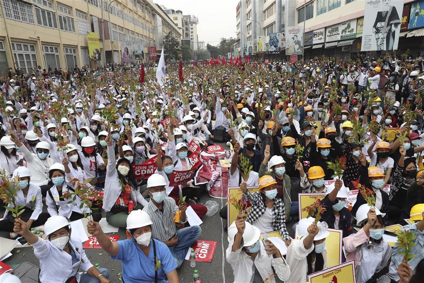 Χιλιάδες άνθρωποι στην κηδεία μιας νεαρής διαδηλώτριας στη Μιανμάρ (AP)