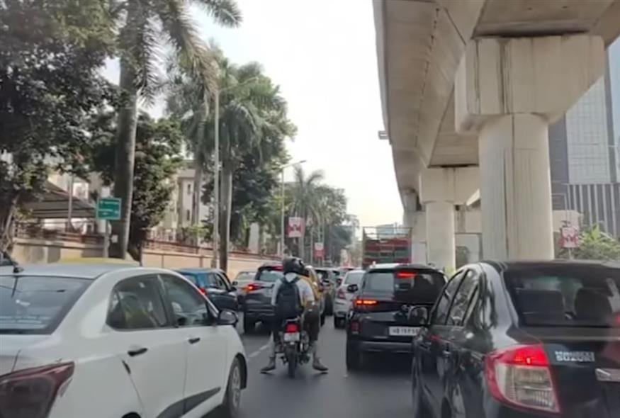 Ο σεισμός έβγαλε πολλούς κατοίκους του Μπανγκλαντές στους δρόμους