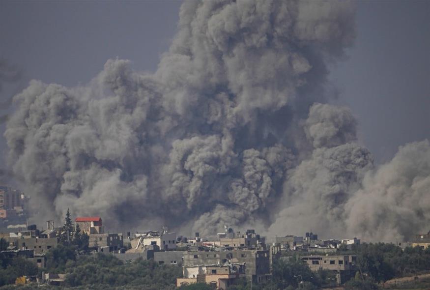 Εκρήξεις και σύννεφα καπνού κατά την ισραηλινή αεροπορική επιδρομή στη Γάζα (Associated Press)