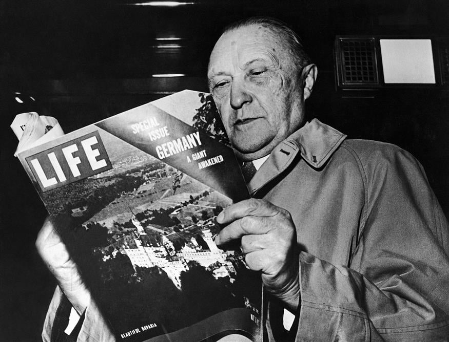 Ο Κόνραντ Αντενάουερ ξεφυλλίζει το περιοδίκο «LIFE» το 1954 / AP PHOTOS
