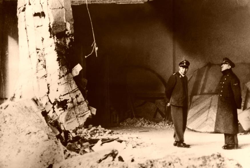 Μια από τις τελευταίες φωτογραφίες του Χίτλερ στα ερείπια της Καγκελαρίας. /copyright Ap Photos