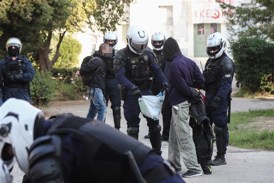 Στιγμιότυπο από τις συλλήψεις στο Πολυτεχνείο (Copyright: Eurokinissi/Βασίλης Ρεμπάπης)
