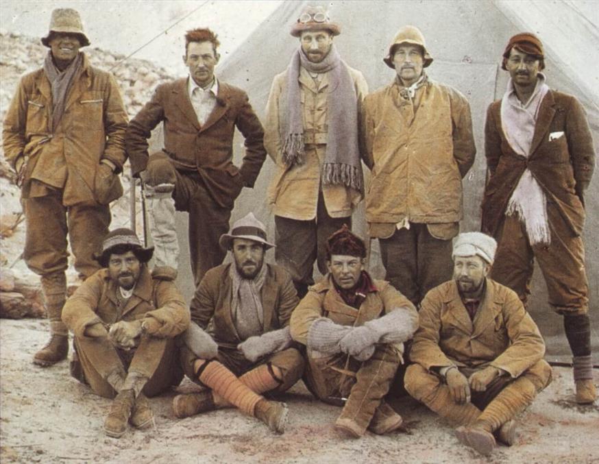 Η βρετανική αποστολή του 1924 στο Έβερεστ. Ο Έρβιν καθιστός με το καπέλο και Μάλορι όρθιος δεύτερος από αριστερά.
