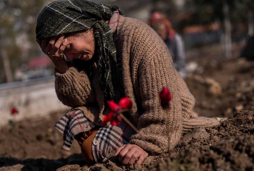 Θλίψη στα χαλάσματα του σεισμού που έπληξε Συρία και Τουρκία (AP Photo/Bernat Armangue)