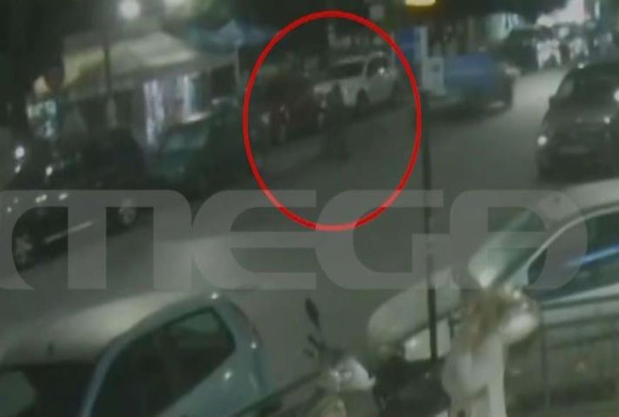 Με ταχύτητα και σβησμένα φώτα το όχημα που παρέσυρε και σκότωσε γυναίκα στον Πειραιά - Στο «φως» βίντεο-ντοκουμέντο (Mega)