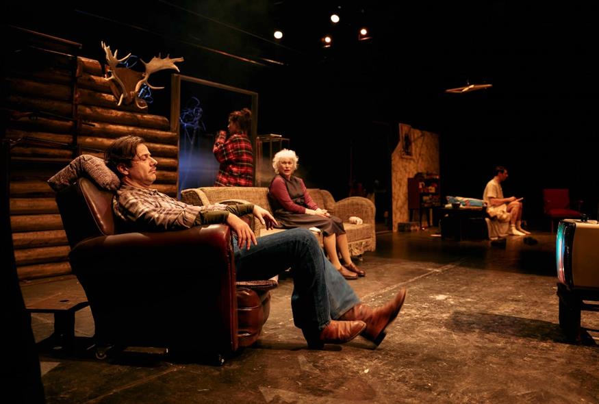 «Το Ψέμα του Μυαλού» αποτελεί μέρος της «οικογενειακής τριλογίας» του Σέπαρντ, μαζί με τα έργα «Θαμμένο παιδί» (Buried Child) και «True West» (Copyright: Νικόλας Κωστής, Γιώργος Χατζηνικολάου)